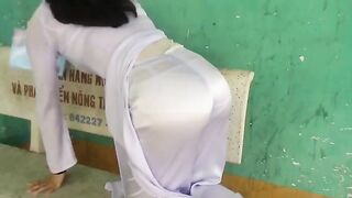 Kèo ngửi mông trên tầng thượng con bạn mặc áo dài