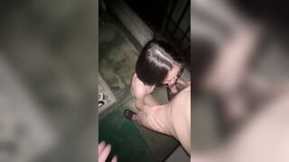 Đứa con riêng bị dượng bắt bú cu sau nhà thay má nó