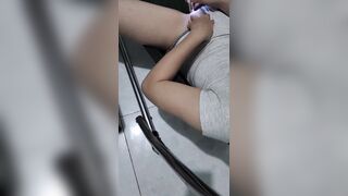 em gái của vợ làm gì mà cạo lông lồn giữa nhà vậy