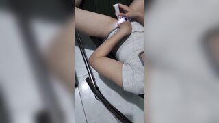 em gái của vợ làm gì mà cạo lông lồn giữa nhà vậy