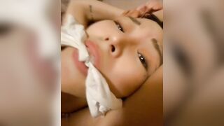 Đụ nhỏ em họ la lớn quá phải nhét sịp vô