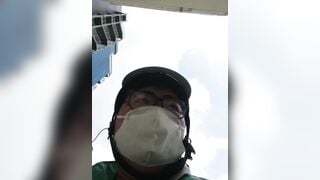 gái xinh xuống nhận hàng mà k mặc quần lót lộ cái lồn đầy lông