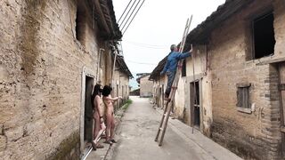 Hai cô gái về làng vùng sâu vùng xa rồi nude công cộng