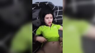 Nợ tiền không có trả chị gái bị đồng nghiệp ép đụ với vẻ mặt khó chịu.