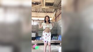 Chị gái đang nấu ăn cho chồng thì thằng em họ đến xin đụ, chiều nó đụ 1 cái vậy.