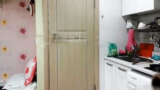 Đụ em họ đang nấu ăn trong bếp