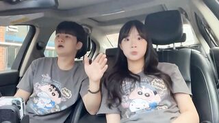 Kêu em gái vạch vú xem