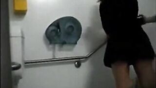 Nữ sinh mút chim địt người yêu trong wc