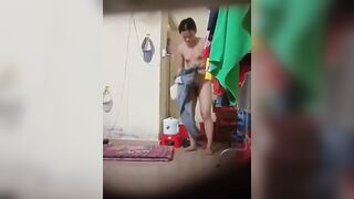 Quay lén phòng trọ em gái