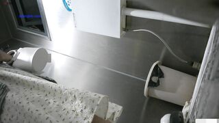 Cam kín quay lén các em teen TQ xinh đẹp đi đái trong nhà vệ sinh công cộng #5