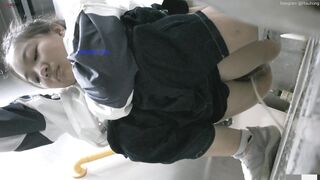 Cam kín quay lén các em teen TQ xinh đẹp đi đái trong nhà vệ sinh công cộng #8