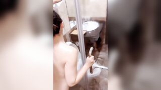 Chồng ơi em đang tắm bị bác họ bắc bú cu