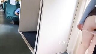 Nghe lời người yêu khoe lồn nơi công cộng