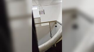 Quay lén cô gái làm gì trong toilet