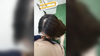 Bú cặc cho sếp trong nhà vệ sinh bắn tinh đầy mồm