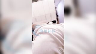 Cùng nhỏ b thân dâm nữa đêm trốn ra cầu thang thử đụ public rồi về phòng bắn ngập lồn