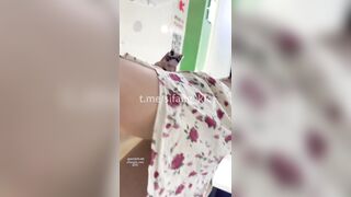 Quay lén dưới váy Gái Xinh ở TTTM quần lót màu trắng