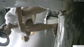 Cam kín quay lén các em teen TQ xinh đẹp đi đái trong nhà vệ sinh công cộng #23