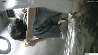 Cam kín quay lén các em teen TQ xinh đẹp đi đái trong nhà vệ sinh công cộng #24