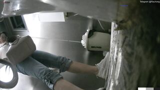 Cam kín quay lén các em teen TQ xinh đẹp đi đái trong nhà vệ sinh công cộng #25