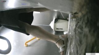 Cam kín quay lén các em teen TQ xinh đẹp đi đái trong nhà vệ sinh công cộng #26