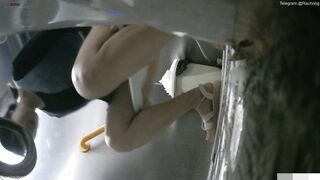 Cam kín quay lén các em teen TQ xinh đẹp đi đái trong nhà vệ sinh công cộng #26