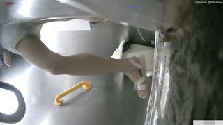 Cam kín quay lén các em teen TQ xinh đẹp đi đái trong nhà vệ sinh công cộng #26