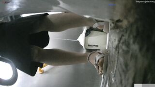 Cam kín quay lén các em teen TQ xinh đẹp đi đái trong nhà vệ sinh công cộng #26