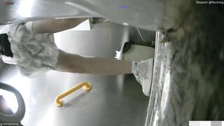 Cam kín quay lén các em teen TQ xinh đẹp đi đái trong nhà vệ sinh công cộng #29