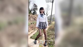 Dâm nữ học sinh loli nhỏ nhắn có sở thích ra đường show hàng đái bậy