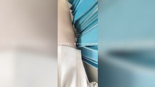 Dâm nữ có sở thích public ra đường mà mặc quần lót khó chịu quá nên cởi lun trên xe