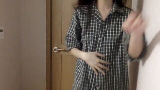 Em teen dâm dáng ngon vú bự mặc quần lót ren cực ngon show hàng trc cửa phòng