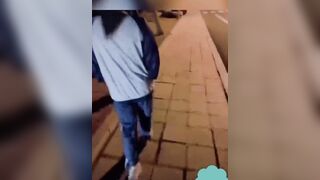 Kéo em học sinh vào nhà vệ sinh công cộng làm nháy khi đang đi dạo công viên