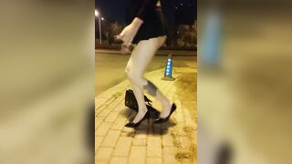 Em ladyboy mặc váy không mặc quần chip, khô dâm ngoài đường