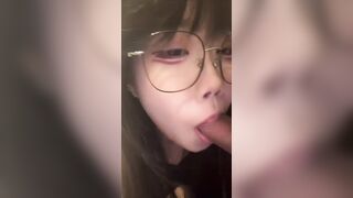 Gái xinh 2k8 đeo kinh mặt dâm bú mút con cặc dâm đãng