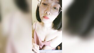 xinh xắn đáng yêu như này mà em nỡ lòng nào bán quạt vậy