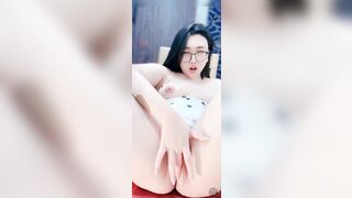 Phòng live show hàng móc lồn bím rỉ đầy nước ướt đẫm của em teen Việt mu to bím múp