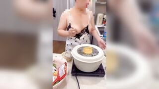 Bóp vú mẹ vợ đang nấu cơm