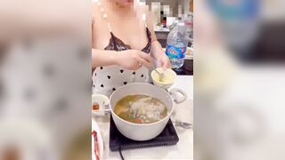Bóp vú mẹ vợ đang nấu cơm
