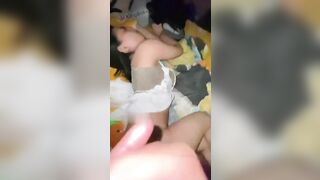 BỐ MẸ ĐI VẮNG TÔI LIỀN TRÓI TAY CON E HỌ RỒI ĐỊT TỚI TẤP , NHƯNG K DÁM XUẤT TRONG