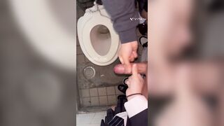 Được 2 cô bạn thân sục trong nhà vệ sinh sướng như vua