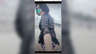 Chiều fan đến thế là cùng, vén váy vỗ mông ngay ngoài bãi biển đông người