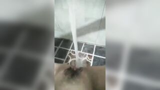 Nứng lồn mà tk ny k cho móc, đành xả nước mạnh vào mép lồn