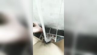 Nứng lồn mà tk ny k cho móc, đành xả nước mạnh vào mép lồn