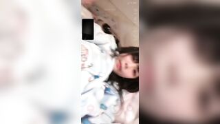 Call video với bé rau dâm loli TQ vú bự tươi cười khoe vú móc lồn chảy sữa cho a xem