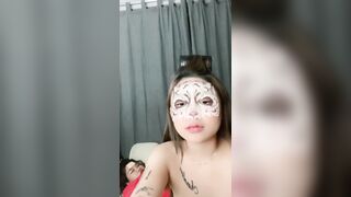 Gái dâm sang phòng con bạn thân khoe vú lồn trên live siêu dâm