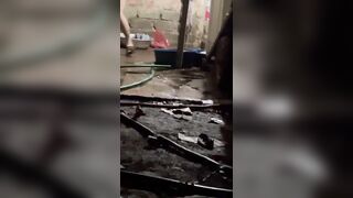 Quay lén chị hàng xom tắm chuồng ngoài giướng phần 1