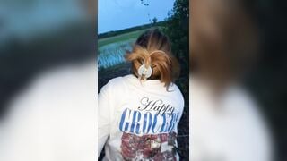 Dẫn em hàng xóm ra đồng địt nhau cho mát dâm đãng kích thích