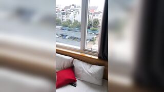 Doggy bên cửa sổ và nhiều người lạ nhìn thấy
