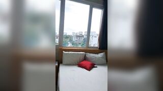 Doggy bên cửa sổ và nhiều người lạ nhìn thấy